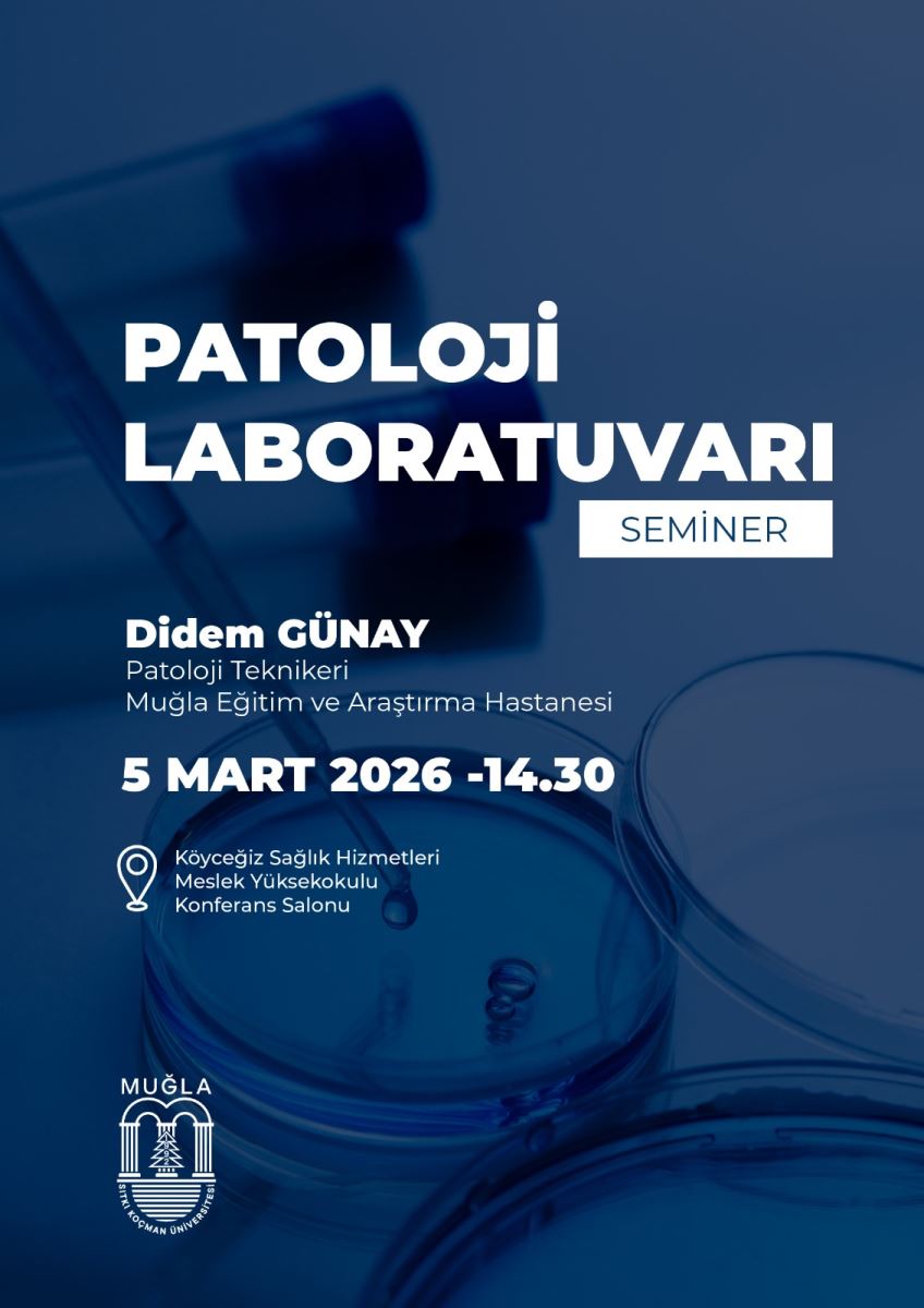 Genel tema ve ton: Afiş, koyu mavi tonlarda sade ve modern bir tasarıma sahip. Arka planda laboratuvar öğelerine ait soyut görseller (petri kapları/numune tabakları ve belki bazı deney tüpleri) hafifçe bulanık şekilde görülüyor. Ana metin (başlık): "PATOLOJİ LABORATUVARI" yazısı büyük ve beyaz renkte, iki satır halinde merkezi bir konumda duruyor. Afişin üzerinde ayrıca "SEMINER" kelimesi, beyaz zemin üzerine mavi bir şeritte yazılı olarak yer alıyor. Sunucu ve kurum bilgileri: "Didem GÜNAY" adı altına, “Patoloji Teknikeri” ve “Muğla Eğitim ve Araştırma Hastanesi” gibi unvan ve kurum bilgileri bulunuyor. Tarih ve saat: "5 MART 2026 - 14.30" ifadesi beyaz yazı olarak belirgin şekilde gösteriliyor. Yer bilgisi ve ulaşım: Afişin alt kısmında, konum olarak “Köyceğiz Sağlık Hizmetleri Meslek Yüksekokulu Konferans Salonu” yazıları yer alıyor; ikon olarak konum simgesi de mevcut. Üst sol/alt sol detaylar: Muğla Büyükşehir veya Muğla yöresine ait bir logo/rozet bulunuyor; metnin ve görsellerin sağa/sola dengeli dağılımı var. Dikkat çekici unsurlar: Afişin genel odak noktası merkezde büyük harflerle yazılı başlık ve altındaki bilgilerin net okunabilirliği. Renk kontrastı yüksek olduğundan metin arka plan üzerinde kolayca ayırt ediliyor.