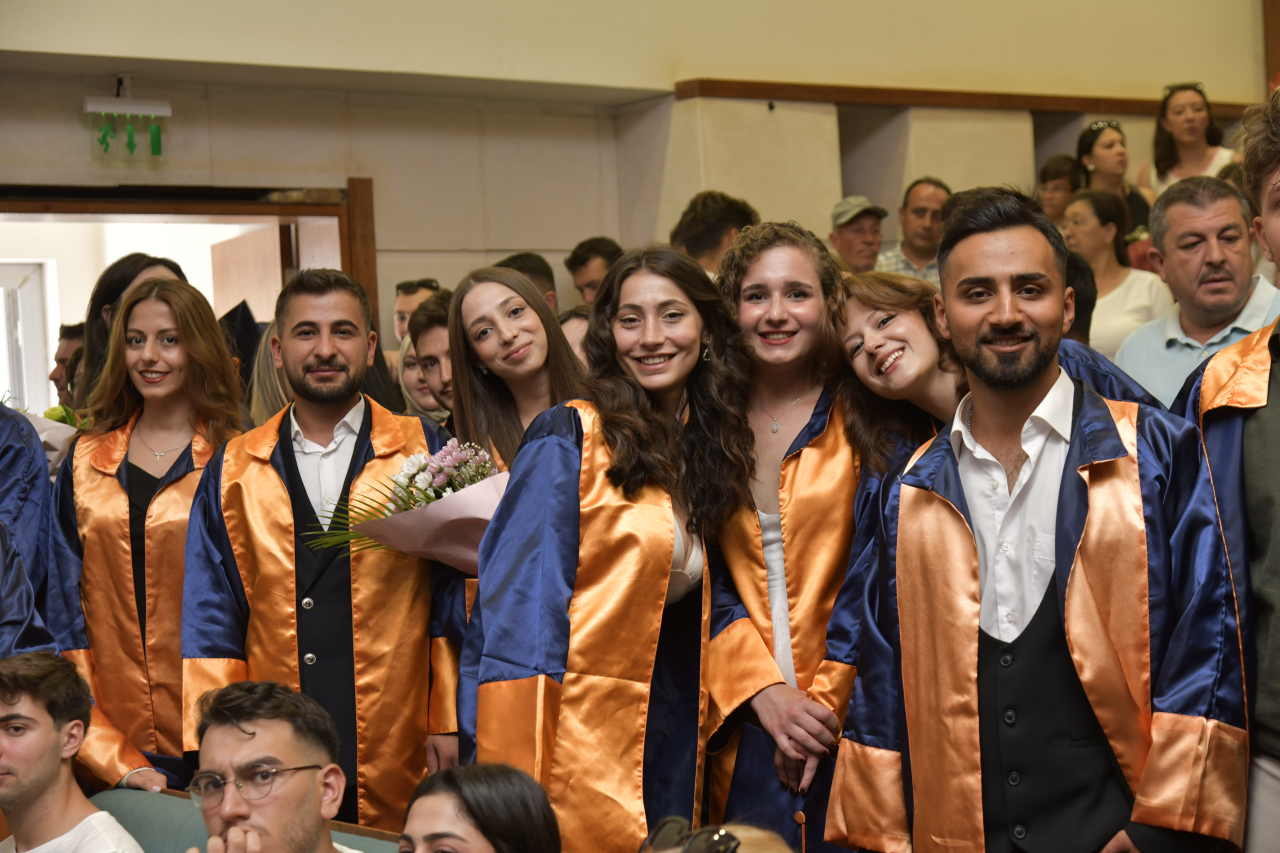 Mimarlık ve İlahiyat Fakültesi’nde Mezuniyet Sevinci Yaşandı