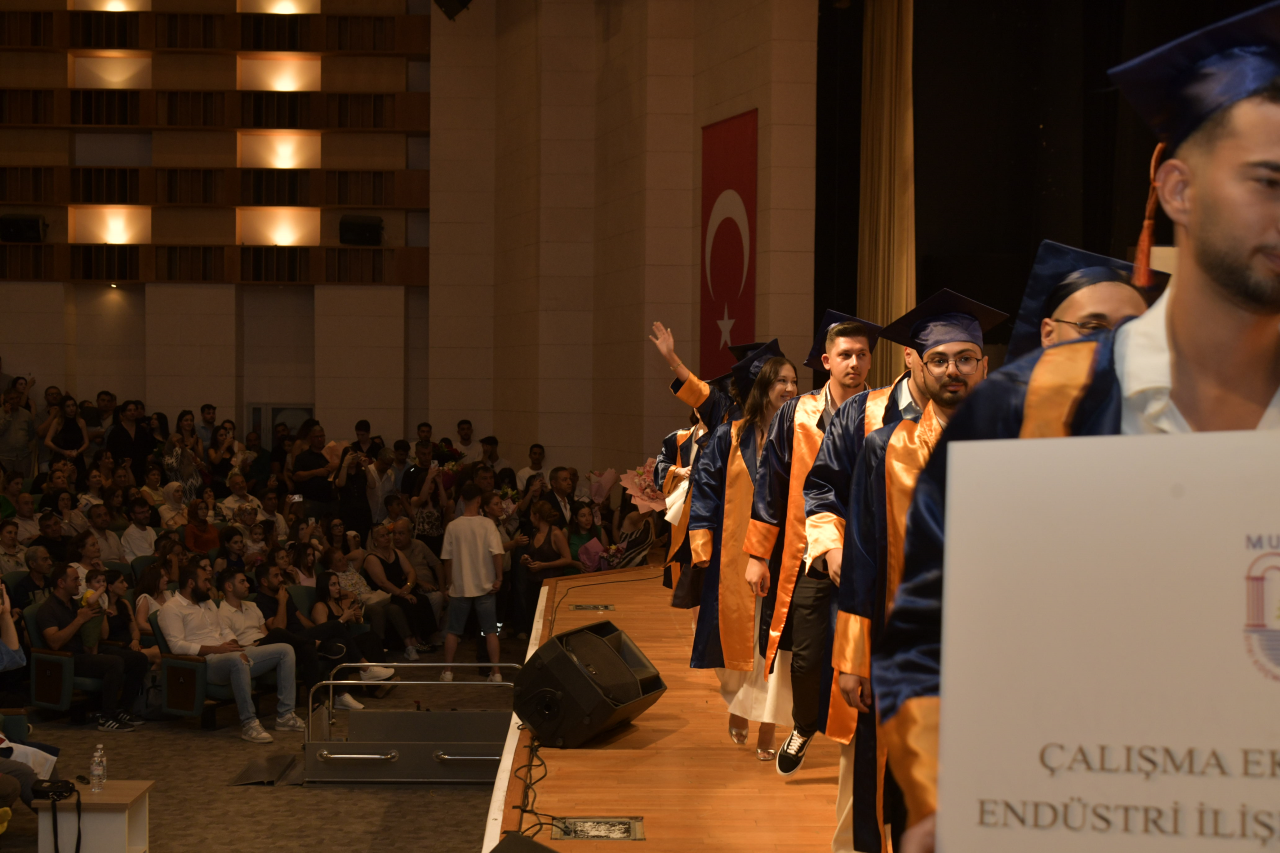 İİBF’de Mezuniyet Coşkusu Yaşandı