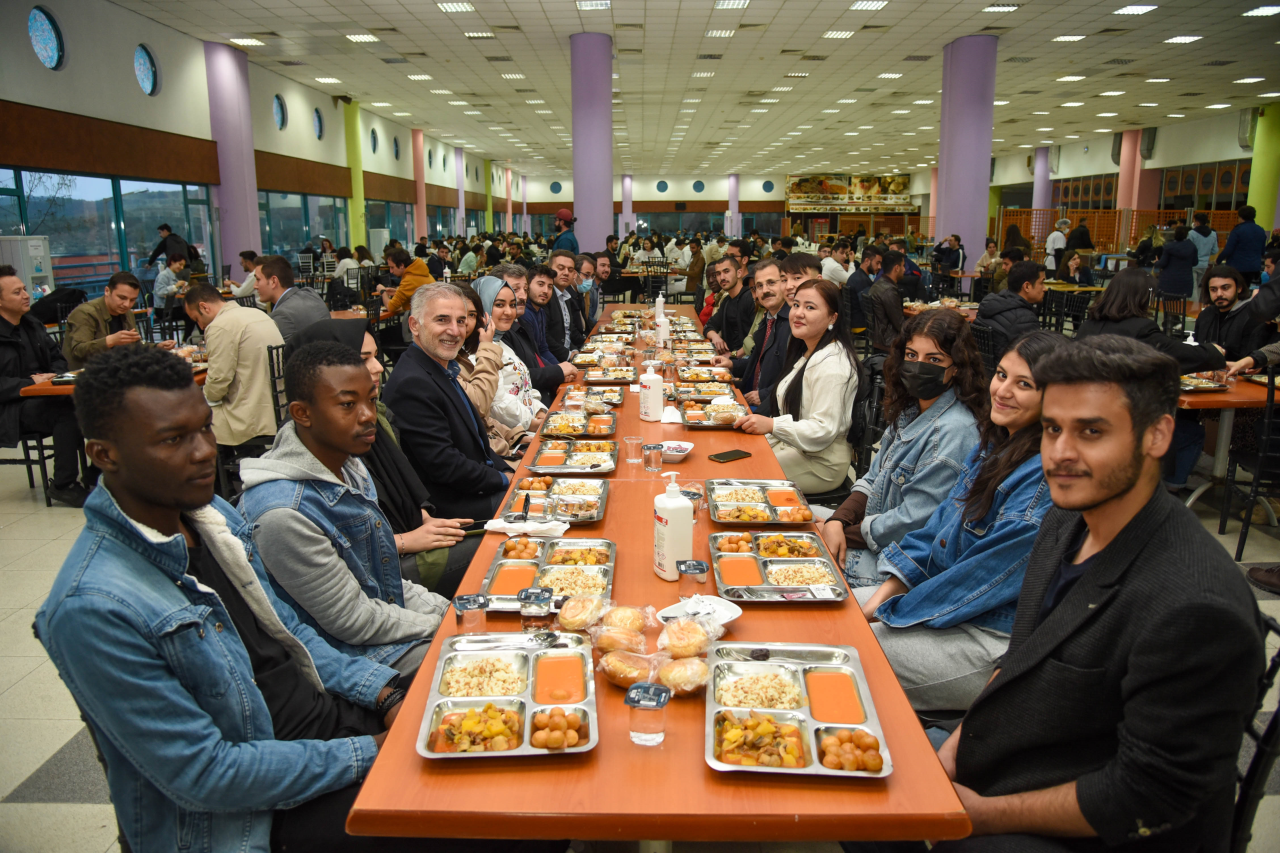 Vali Orhan Tavlı Öğrencilerimizle İftar Yemeğinde Buluştu