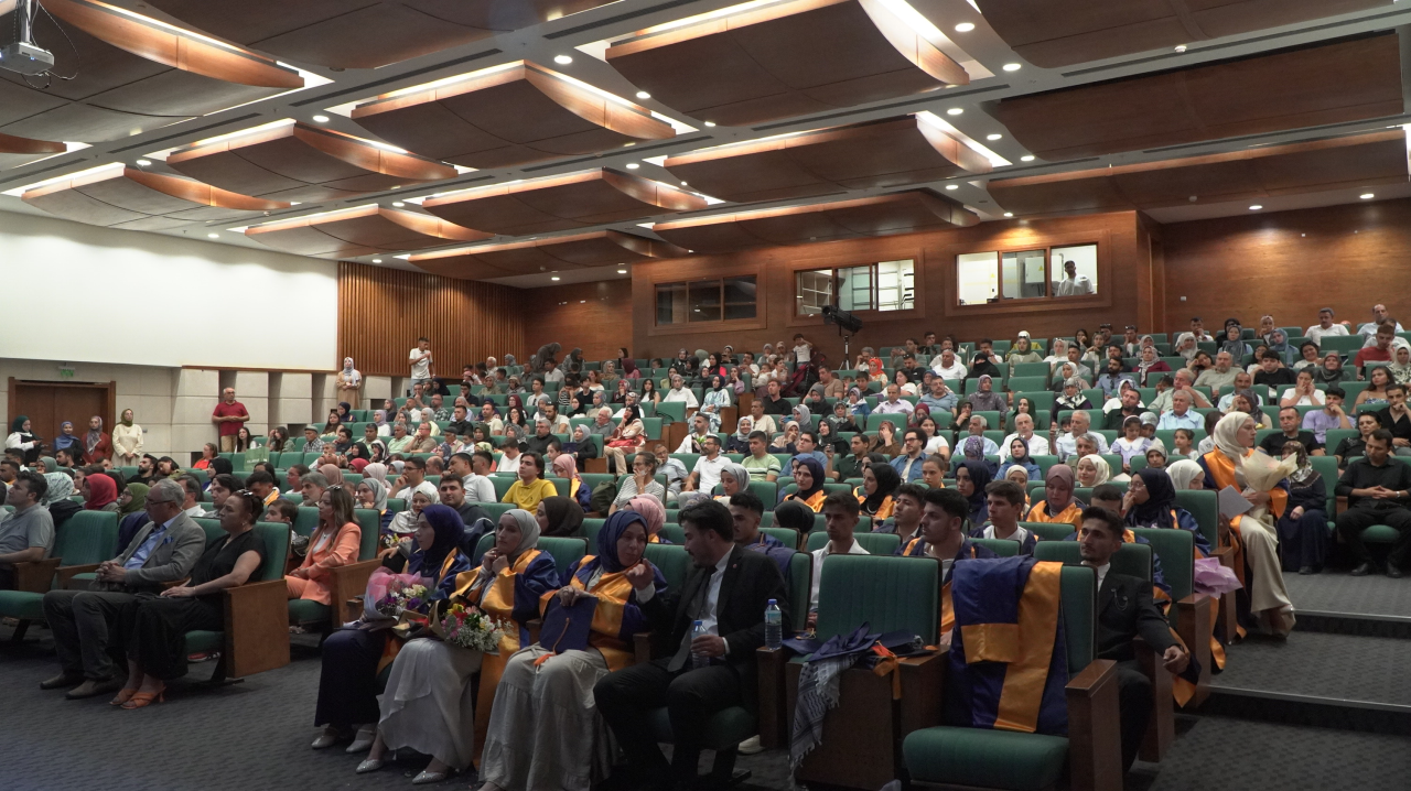 Mimarlık ve İlahiyat Fakültesi’nde Mezuniyet Sevinci Yaşandı