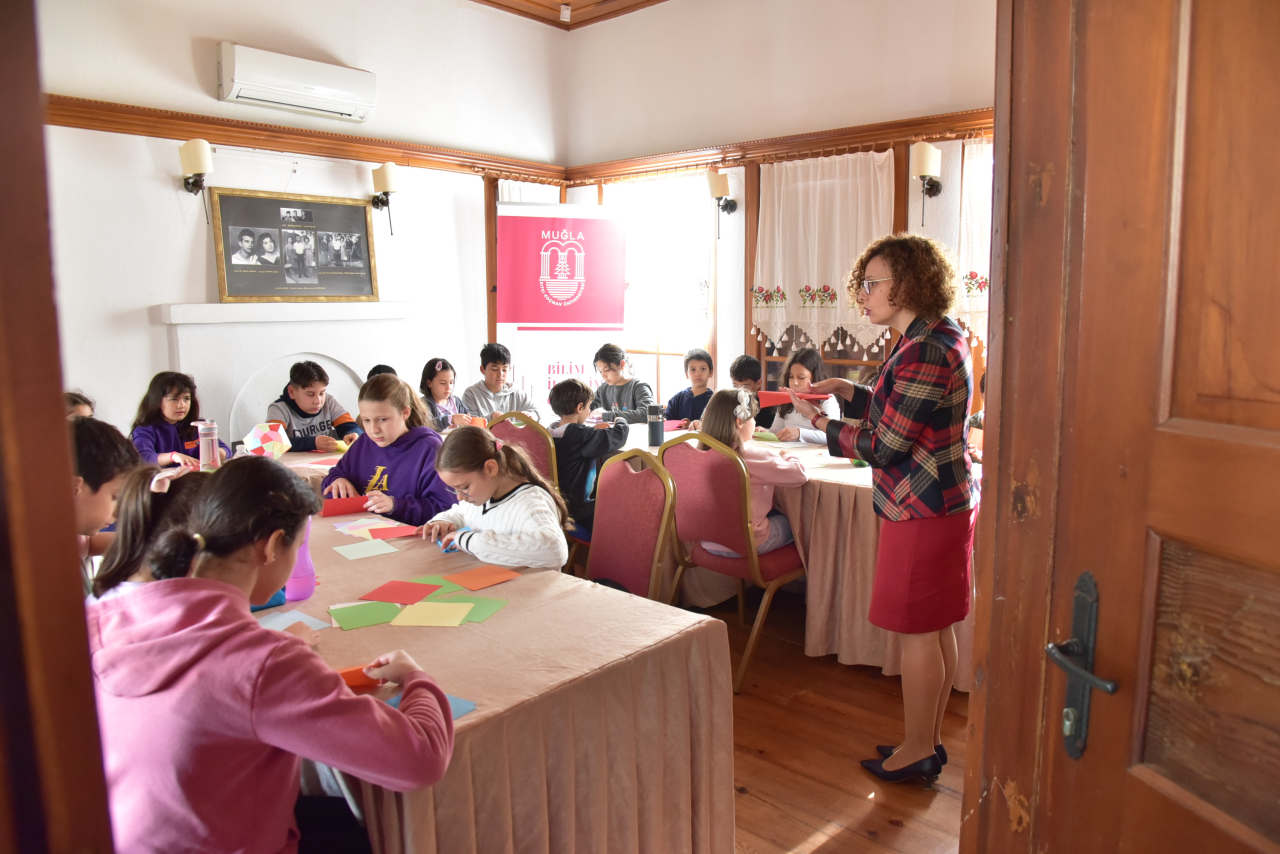 Çocuklar Origami ile Geometrinin Dünyasını Keşfetti  