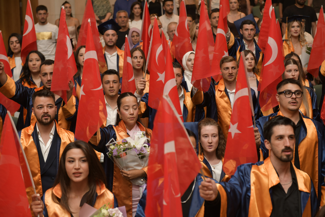 Spor Bilimleri Fakültesi Mezunlarını Gururla Uğurladı