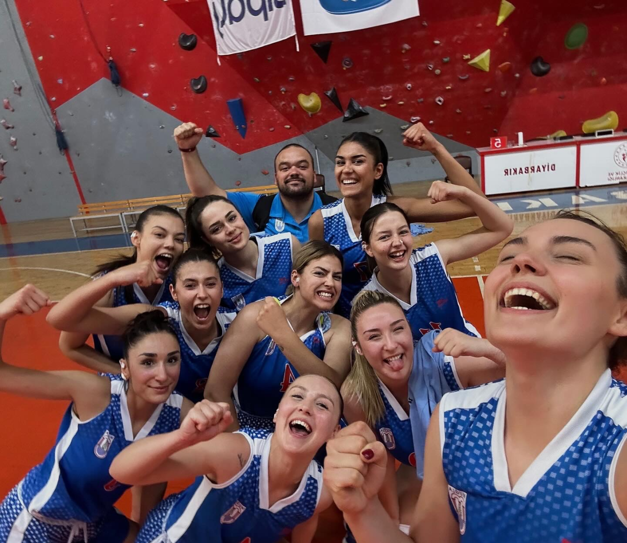 MSKÜ Kadın Basketbol Takımı İlk Kez Süper Lige Yükseldi
