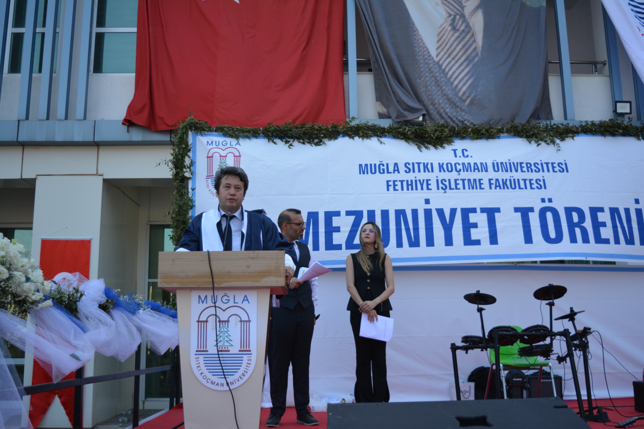 Fethiye İşletme Fakültesi’nde Mezuniyet Sevinci