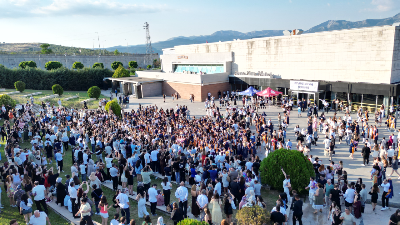 İİBF’de Mezuniyet Coşkusu Yaşandı