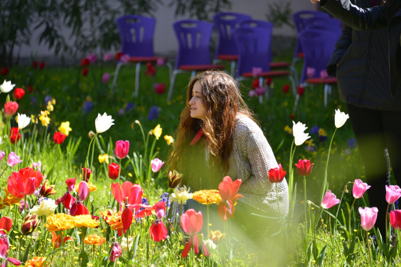 Üniversitemiz Divan Şiiri Bahçesinde Açan Çiçekler Şiirle Karşılandı