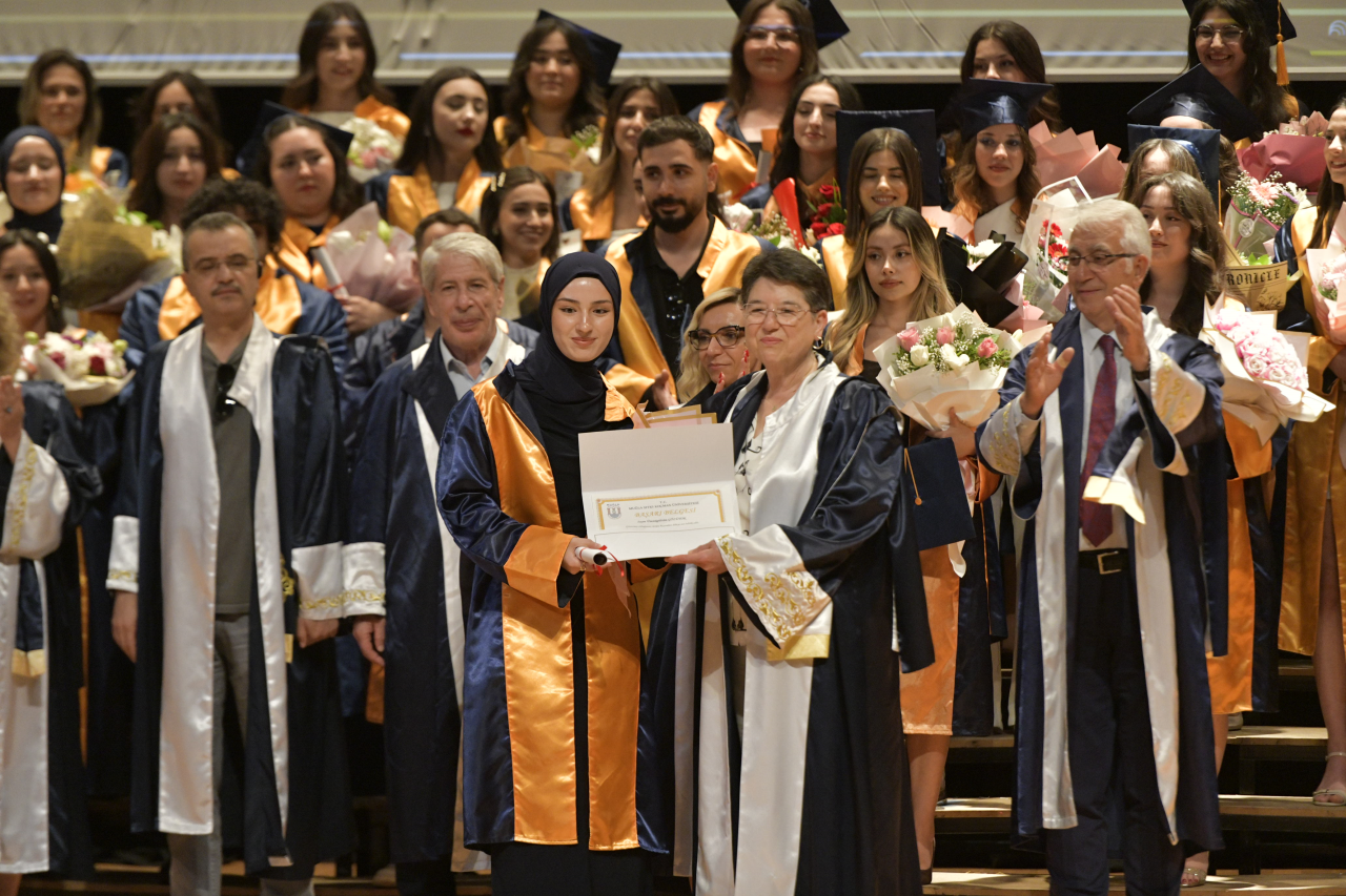 Edebiyat Fakültesi Mezunlarını Geleceğe Uğurladı