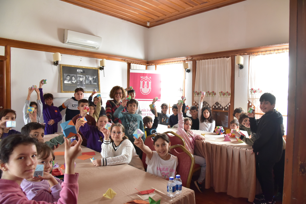 Çocuklar Origami ile Geometrinin Dünyasını Keşfetti  