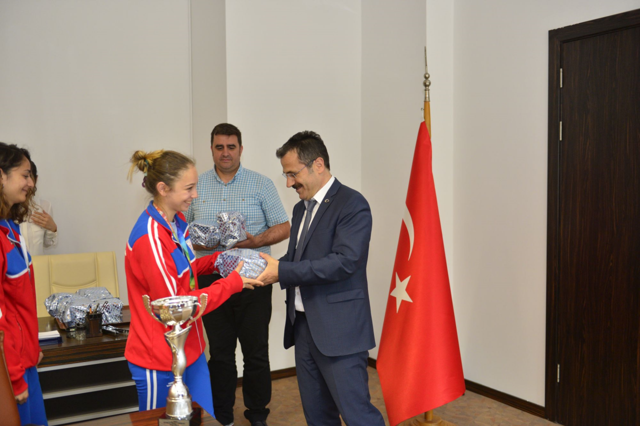 Türkiye 2. Kadın Hentbol Takımımız “Kupayı” Üniversitemize Getirdi