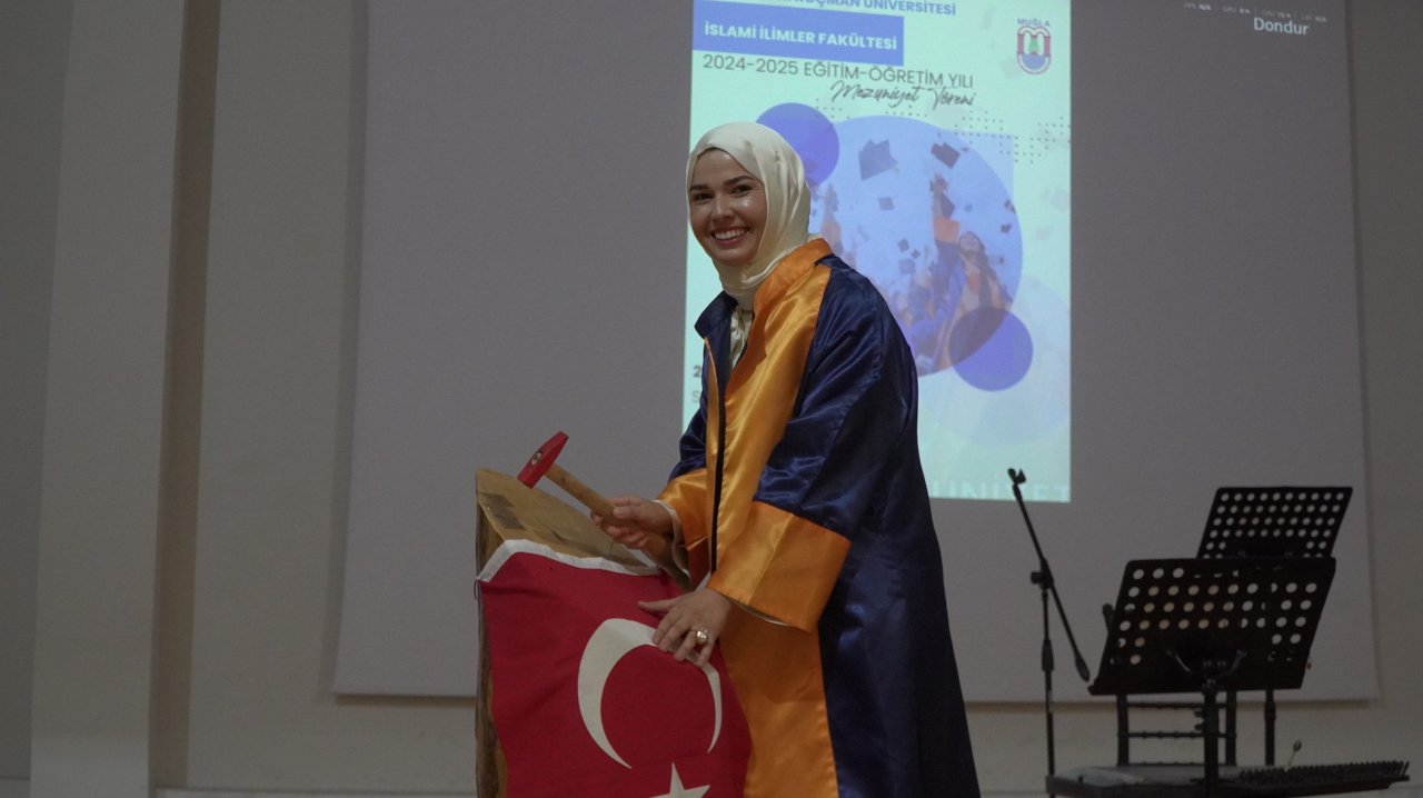 Mimarlık ve İlahiyat Fakültesi’nde Mezuniyet Sevinci Yaşandı