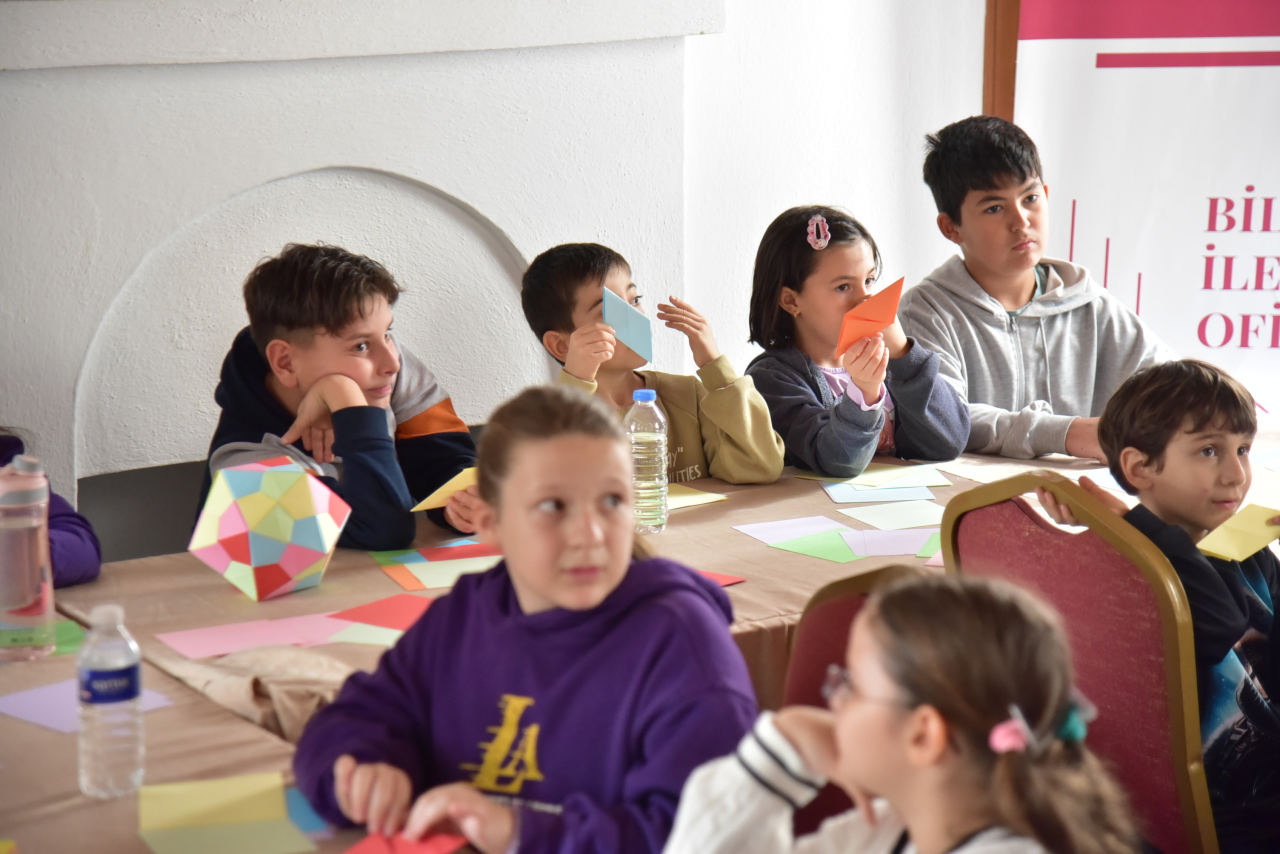 Çocuklar Origami ile Geometrinin Dünyasını Keşfetti  