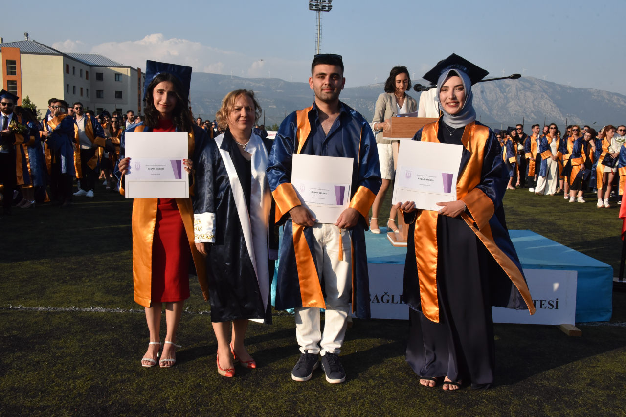Sağlık Bilimleri Fakültesi’nde Mezuniyet Heyecanı