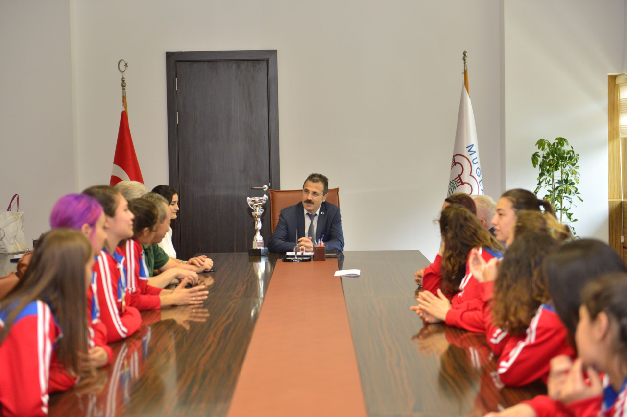 Türkiye 2. Kadın Hentbol Takımımız “Kupayı” Üniversitemize Getirdi