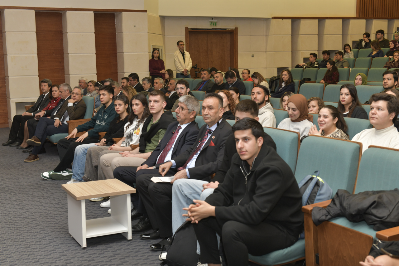 MSKÜ’de Gençlik Yılı Söyleşisi: Rektör Kaçar Öğrencilerle Buluştu