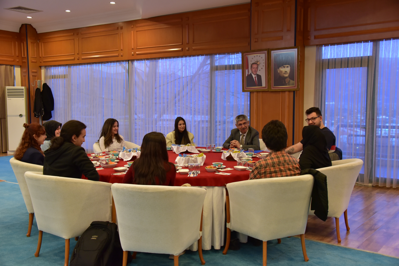 Rektör Prof. Dr. Turhan Kaçar, Öğrenci Topluluklarıyla İftarda Buluştu