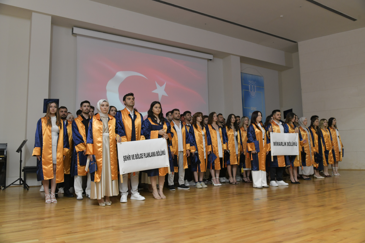 Mimarlık ve İlahiyat Fakültesi’nde Mezuniyet Sevinci Yaşandı