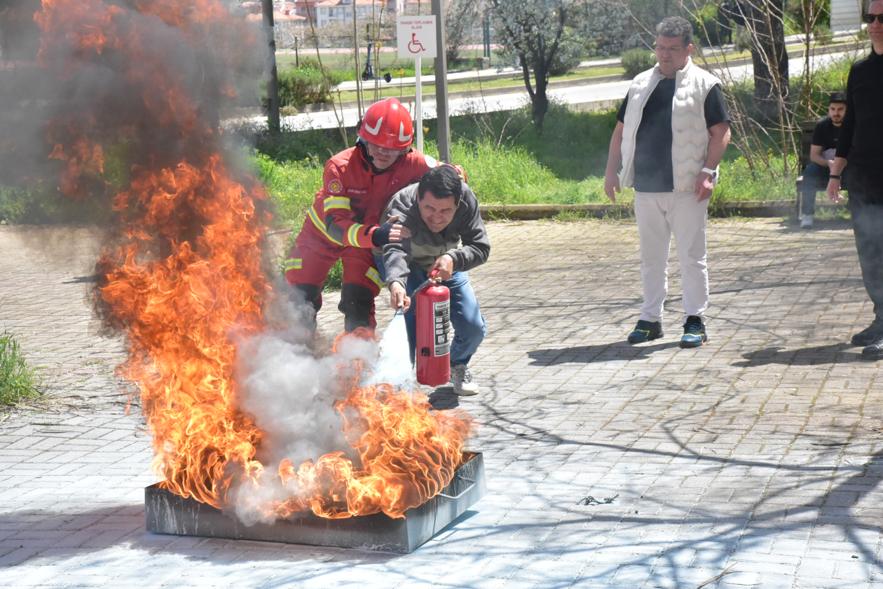 Akademik ve İdari Personele Uygulamalı Yangın Eğitimi