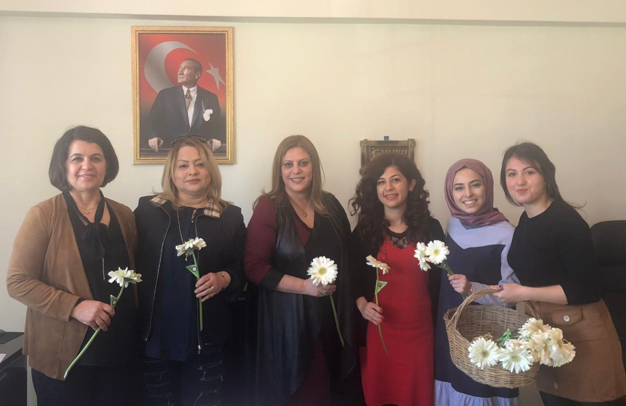 Rektör Çiçek, Kadınlara Karanfil Dağıttı