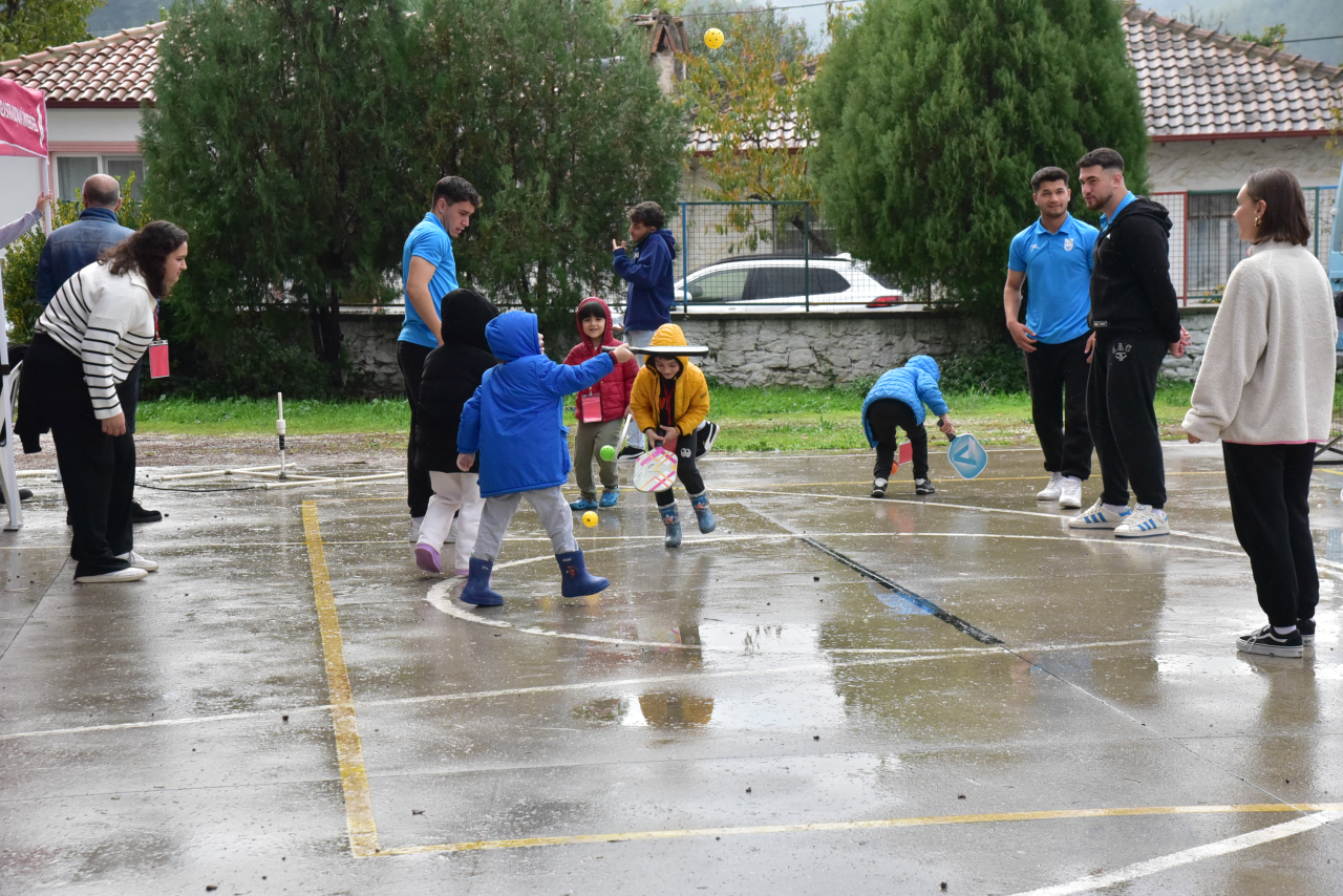 MSKÜ Toplumla Buluşmayı Sürdürüyor: Çıtlık İlkokulu’nda Kapsamlı Sağlık ve Eğitim Desteği