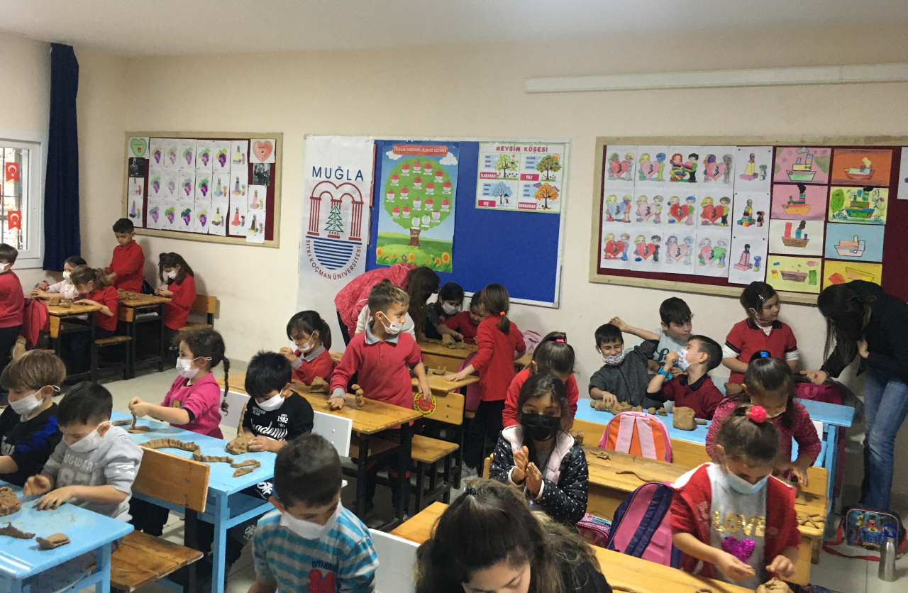 Bodrum Faculty of Fine Arts Introduces Art to the Students Affected By Fire