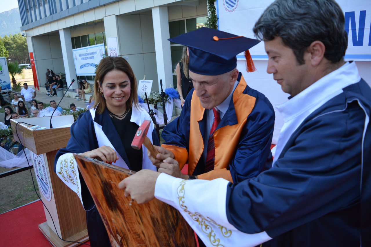 Fethiye İşletme Fakültesi’nde Mezuniyet Sevinci