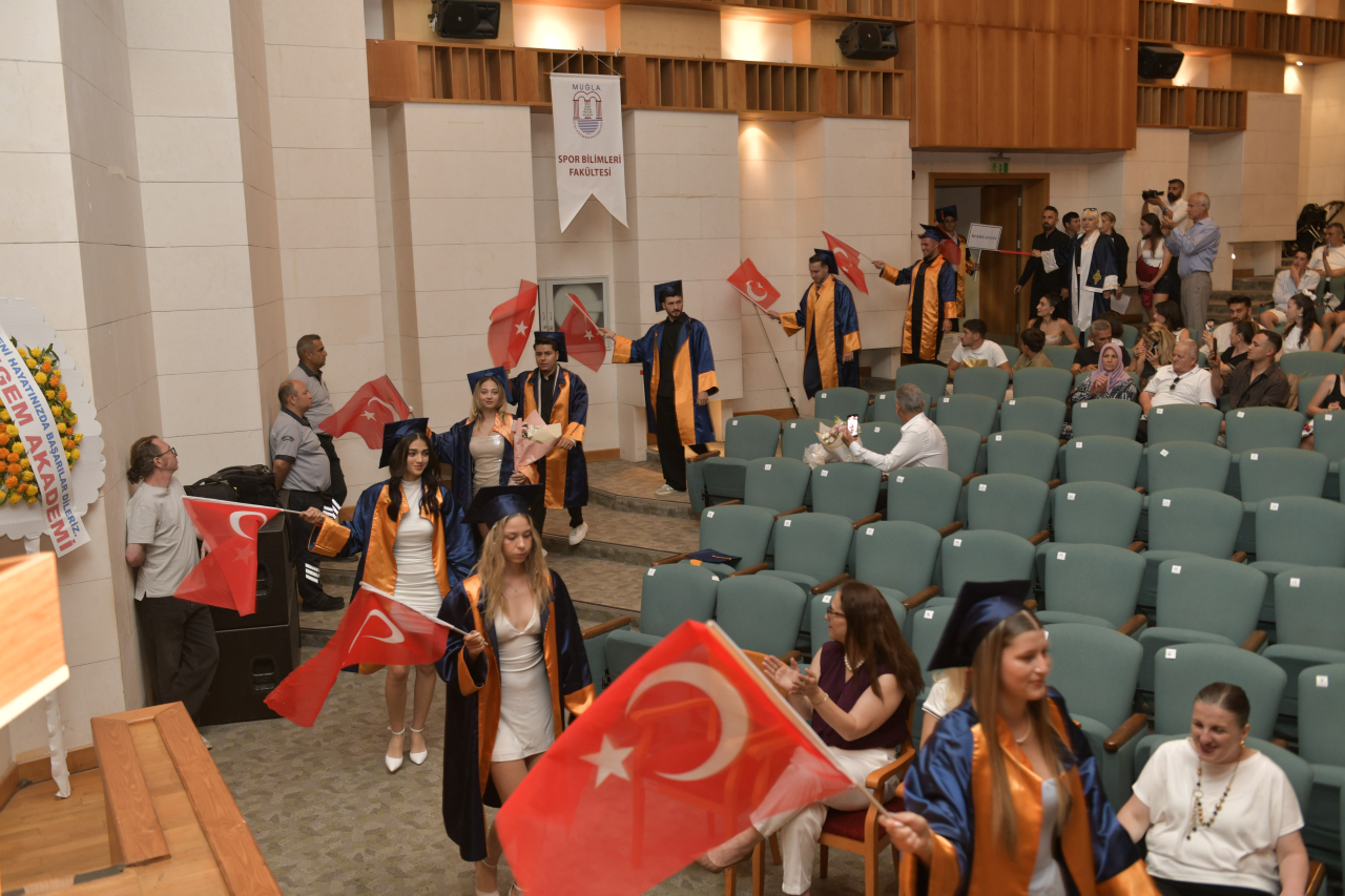 Spor Bilimleri Fakültesi Mezunlarını Gururla Uğurladı