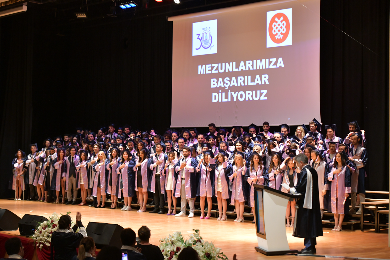 Muğla Sıtkı Koçman Üniversitesi (MSKÜ) Tıp Fakültesinde öğrenim gören 127 hekim adayı düzenlenen törenle meslek yaşamlarına uğurladı.