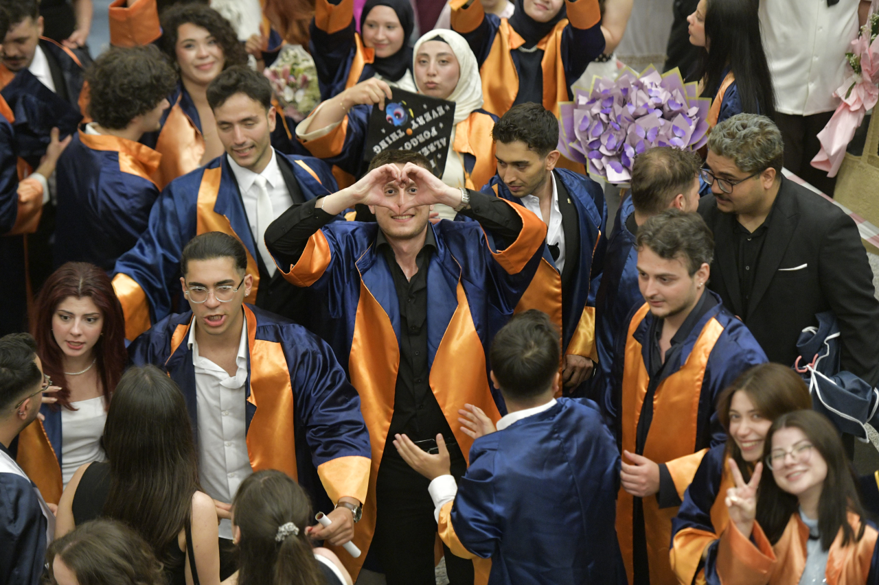 Edebiyat Fakültesi Mezunlarını Geleceğe Uğurladı