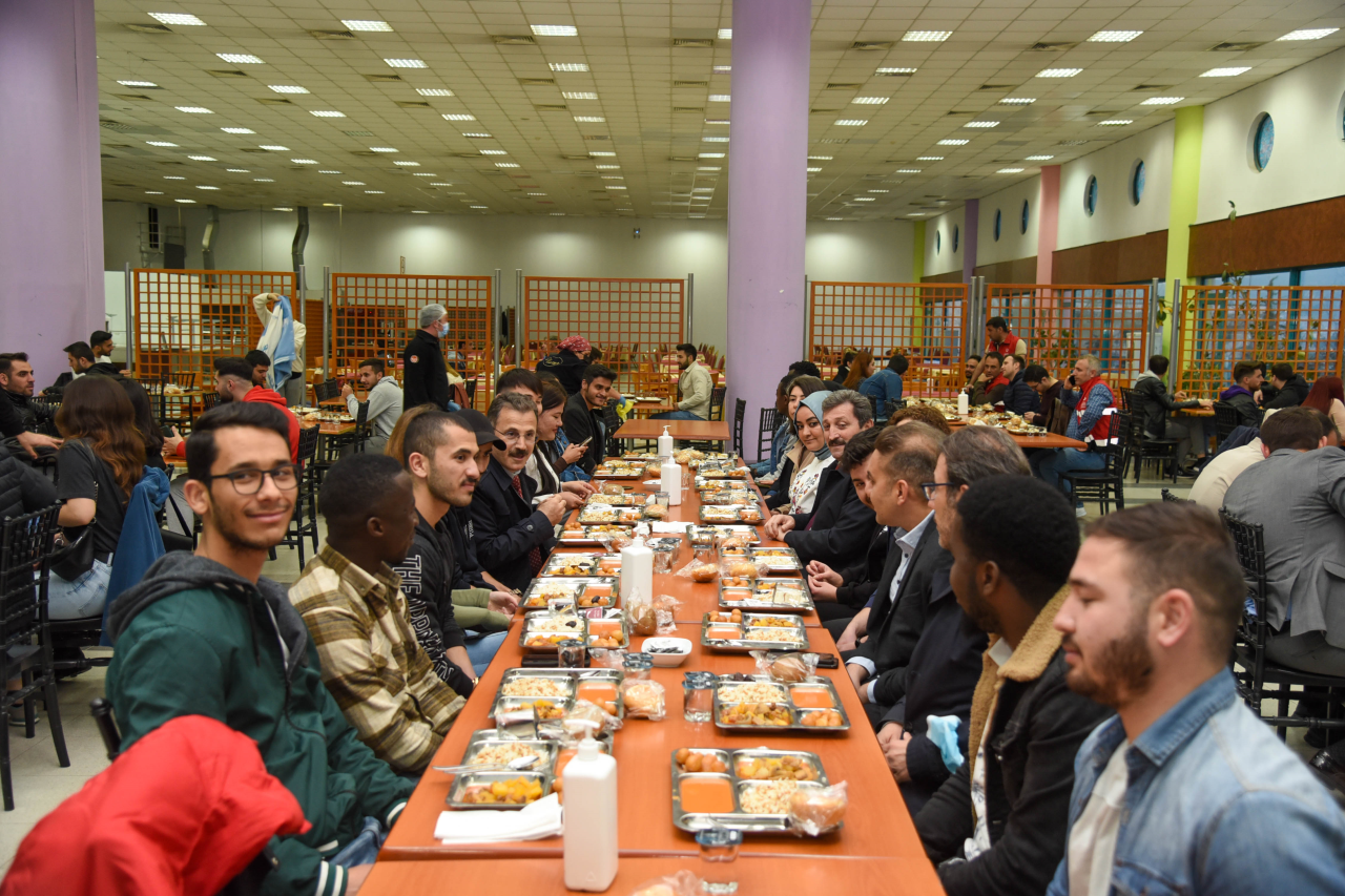 Vali Orhan Tavlı Öğrencilerimizle İftar Yemeğinde Buluştu
