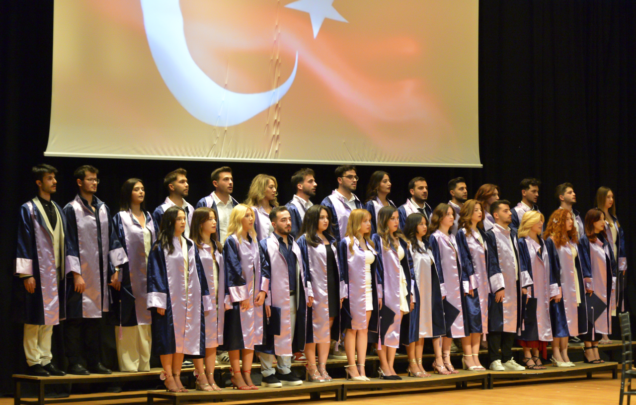 Diş Hekimliği Fakültesinin İlk Mezunları Meslek Yaşamlarına Uğurlandı