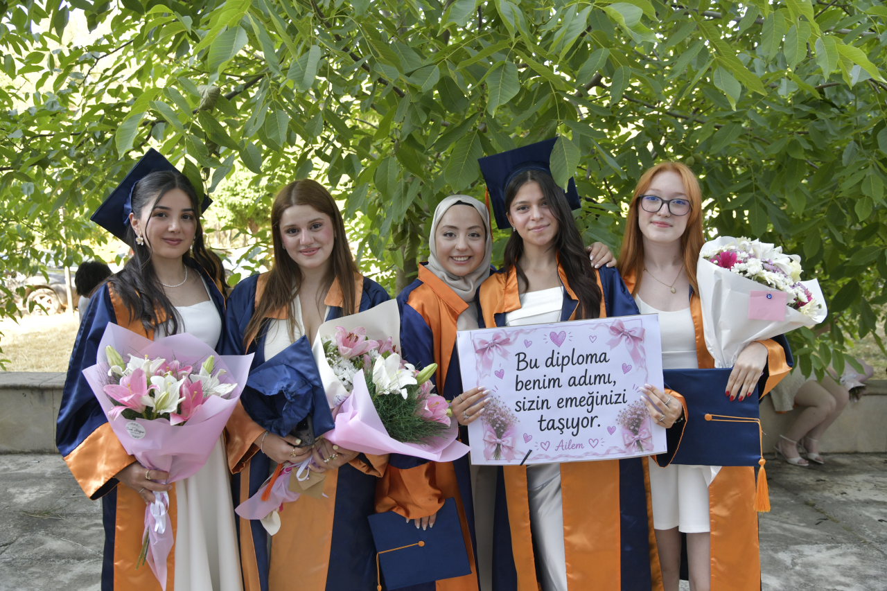 İİBF’de Mezuniyet Coşkusu Yaşandı