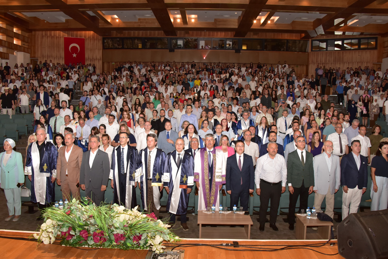 Tıp Fakültesi Yeni Hekimlerini Uğurladı