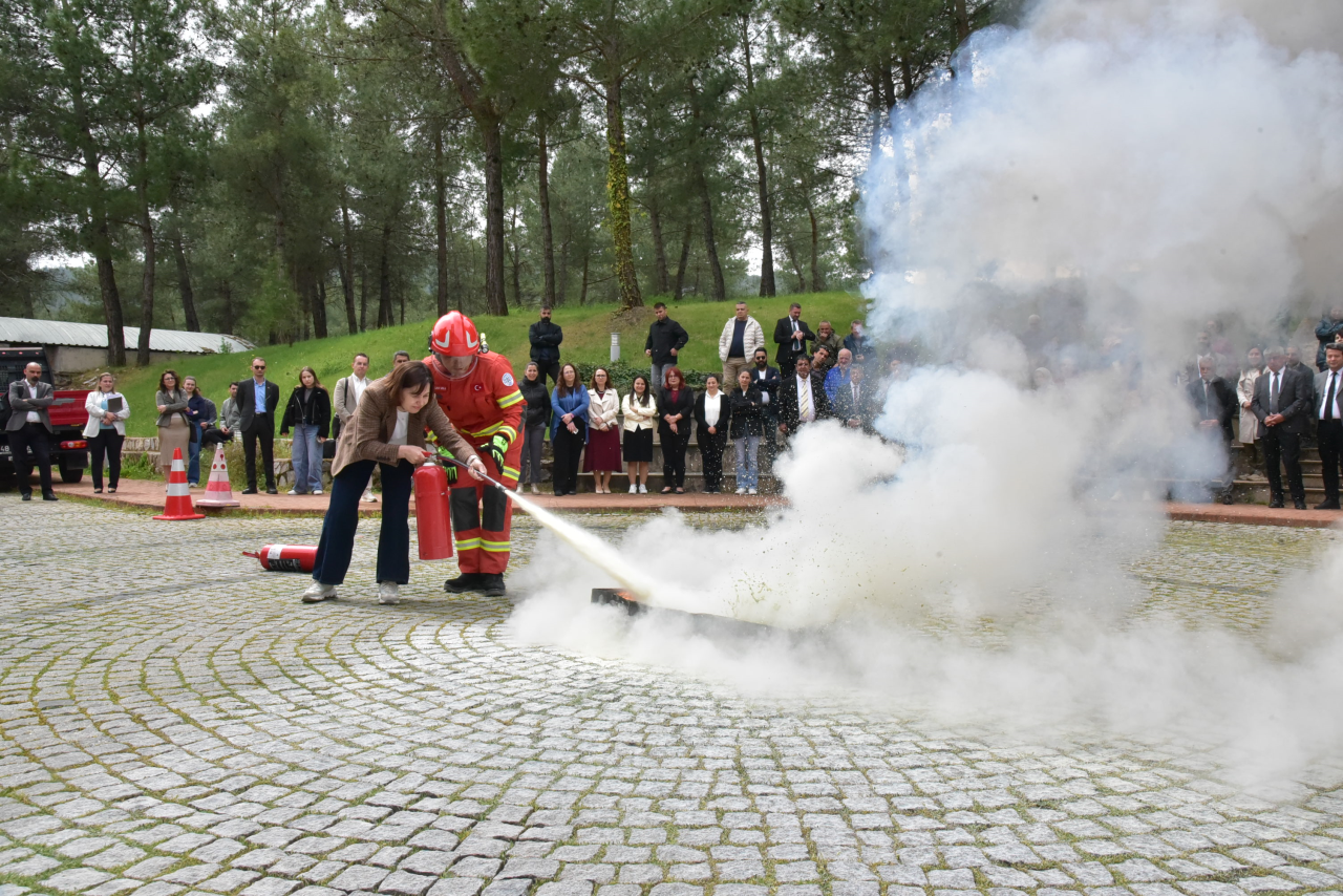 Akademik ve İdari Personele Uygulamalı Yangın Eğitimi