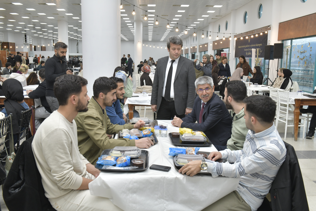 MSKÜ’de Ramazan Sofrası: Öğrenciler ve Protokol Aynı Sofrada