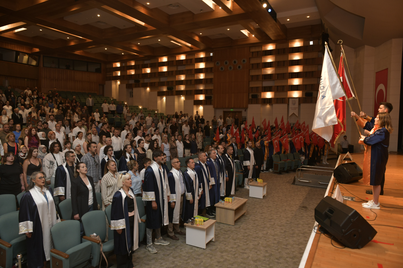 Spor Bilimleri Fakültesi Mezunlarını Gururla Uğurladı