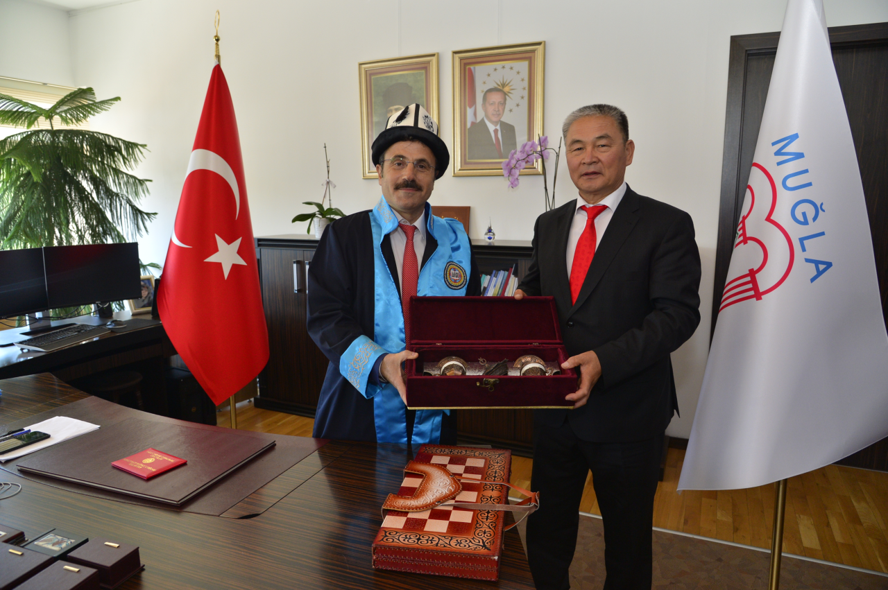 Kırgız Heyetten Rektörümüze Ziyaret