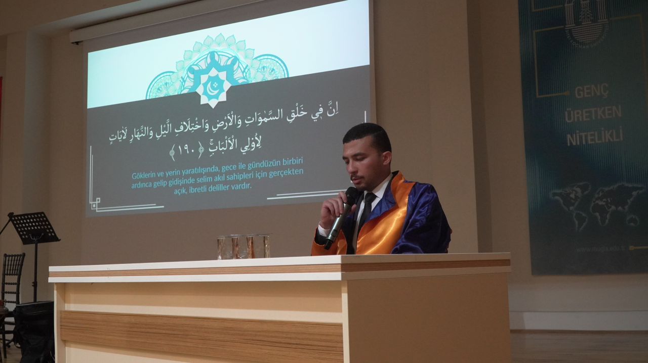 Mimarlık ve İlahiyat Fakültesi’nde Mezuniyet Sevinci Yaşandı
