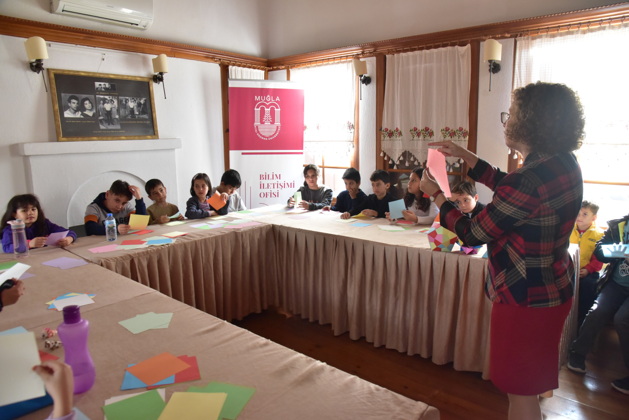 Çocuklar Origami ile Geometrinin Dünyasını Keşfetti  