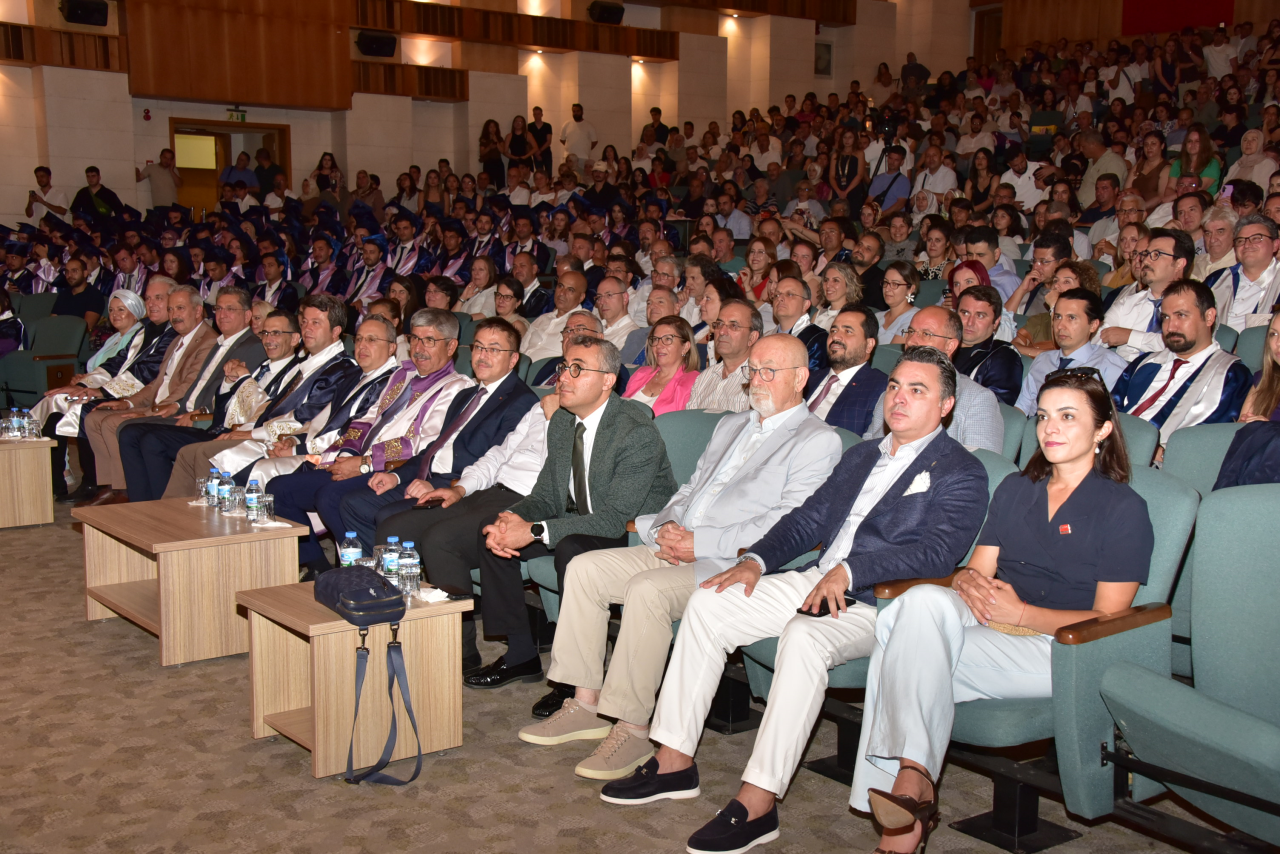 Tıp Fakültesi Yeni Hekimlerini Uğurladı