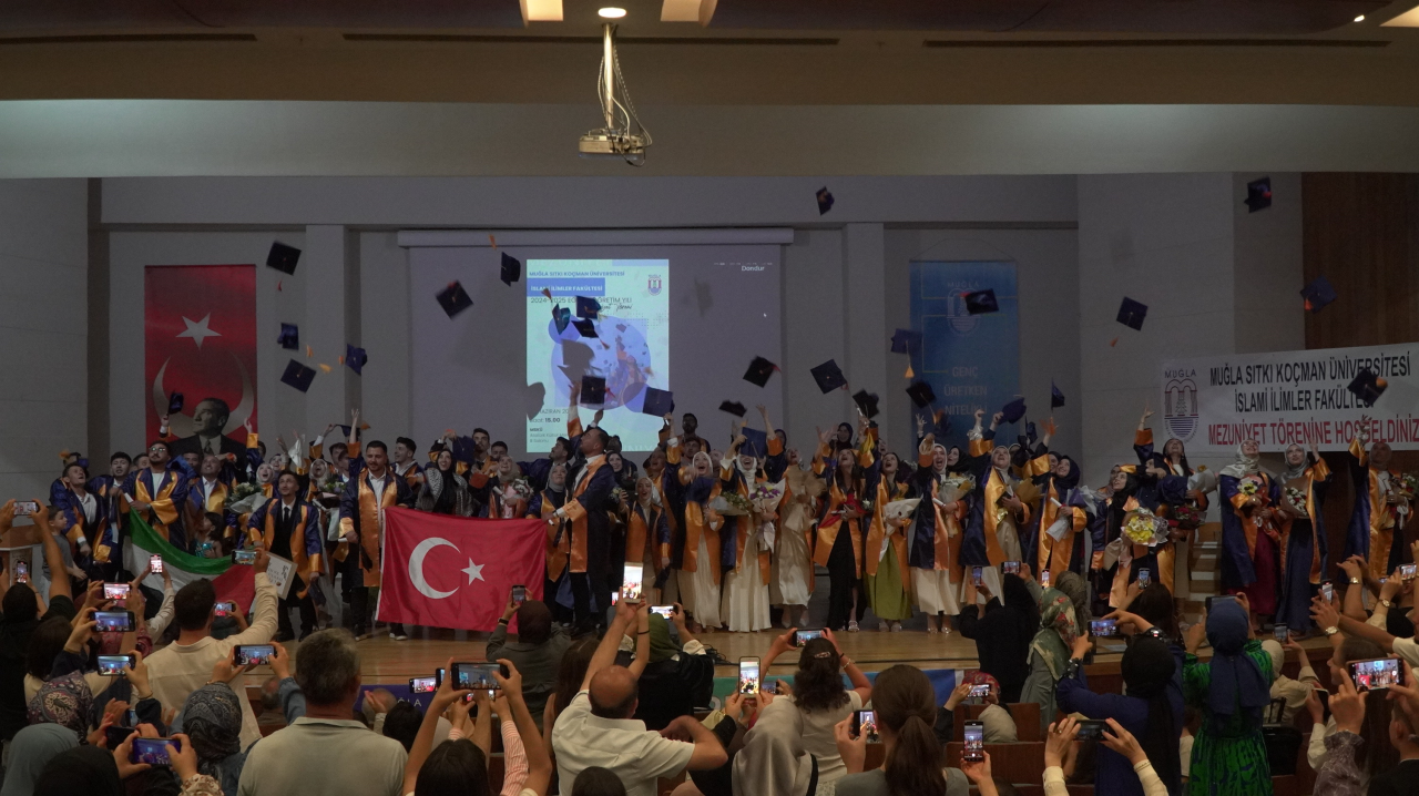 Mimarlık ve İlahiyat Fakültesi’nde Mezuniyet Sevinci Yaşandı